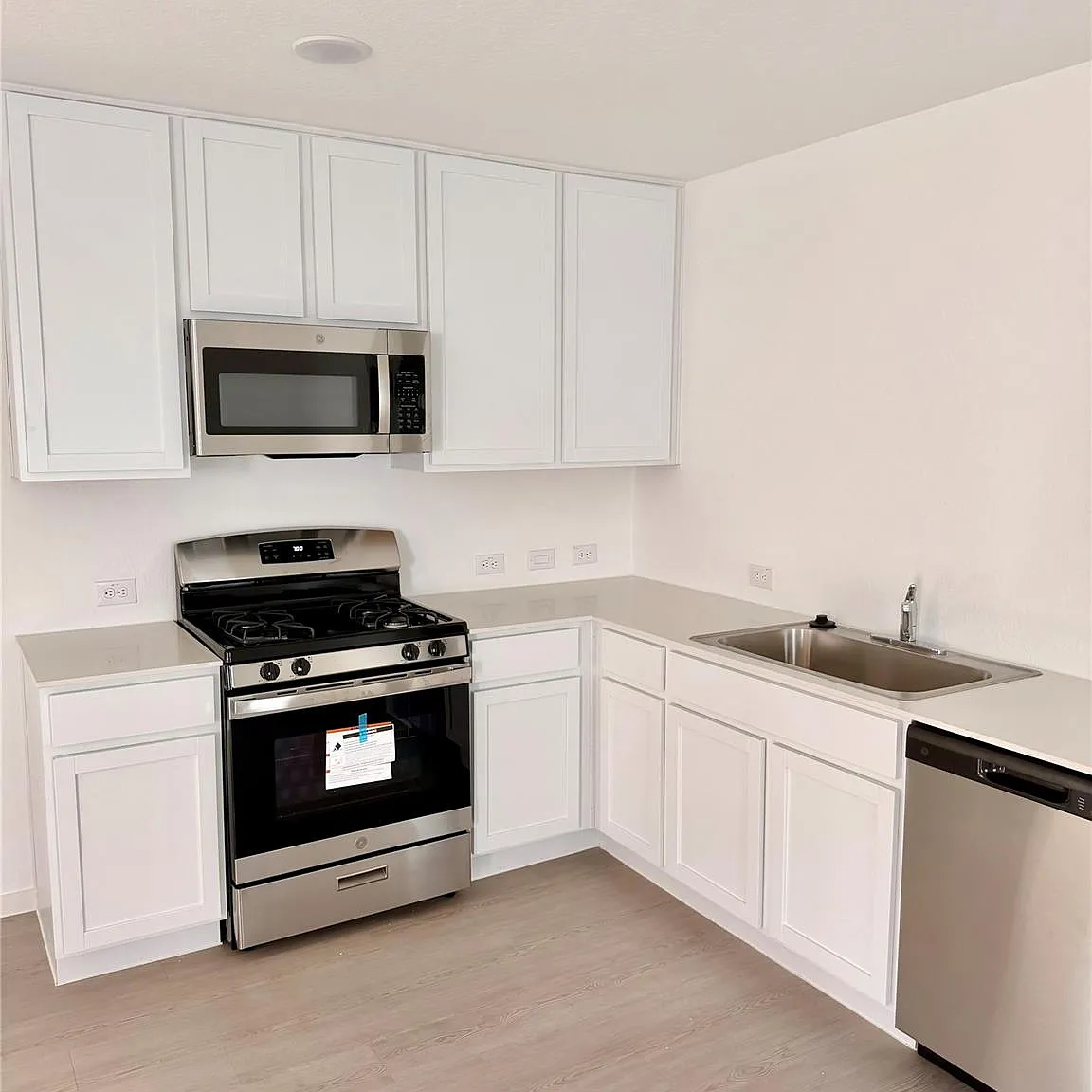 4 bed, 2.0 bath, 1386 sqft, $1,600 — Photo 2