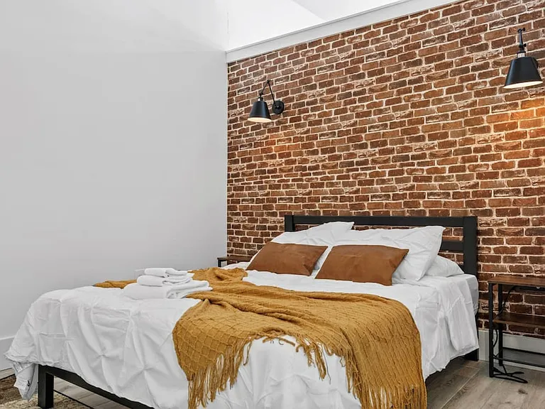 300 Hoyt Realty Inc — Photo 30