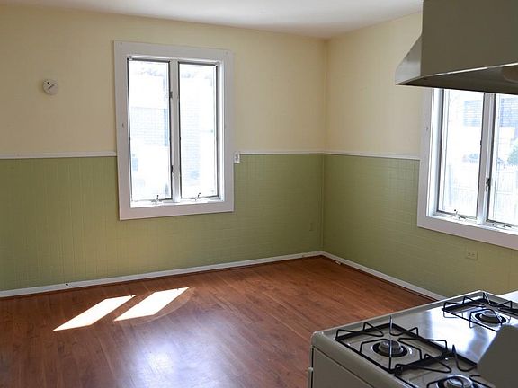 3rd image of 18 Willow Ave