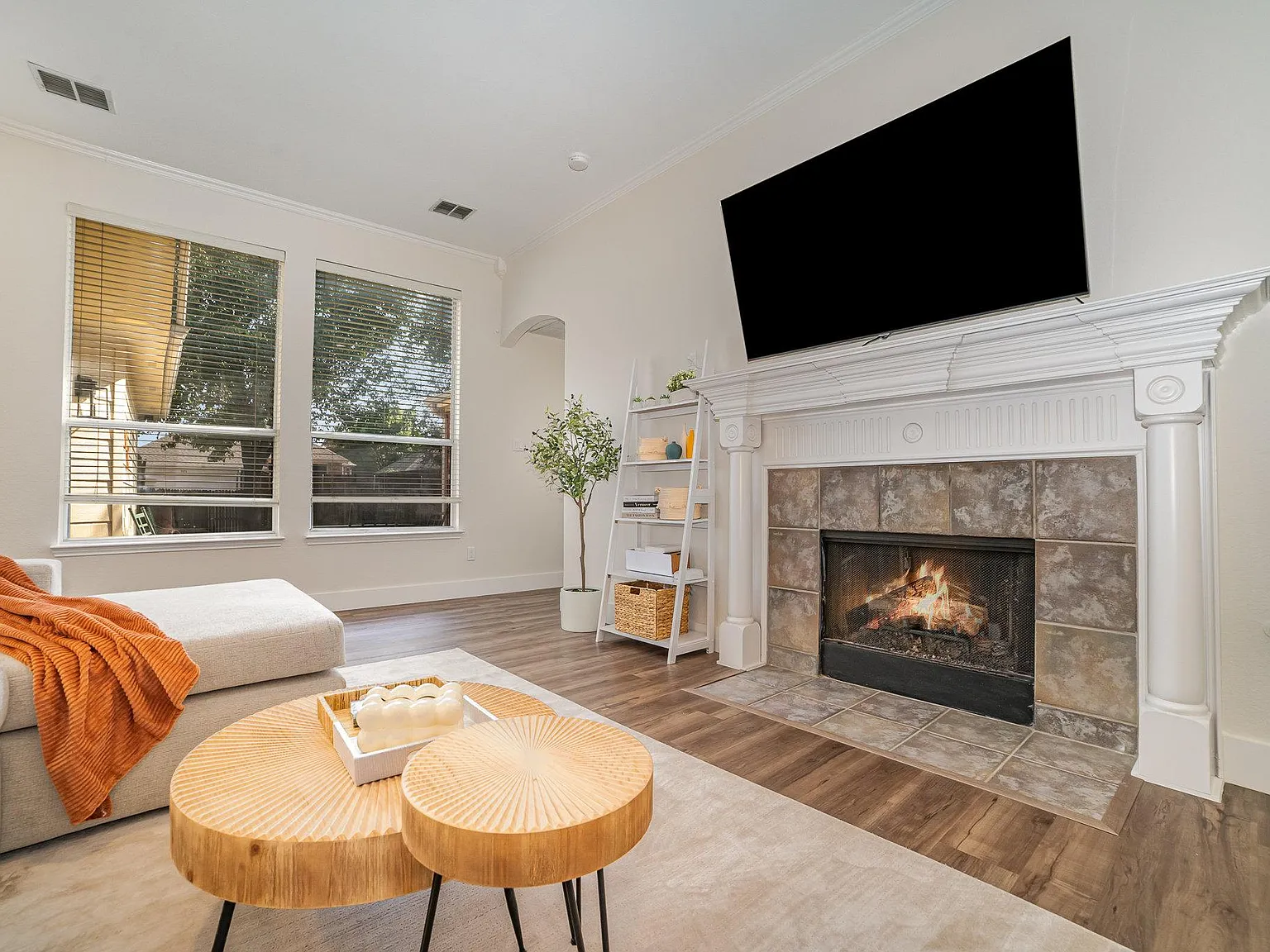 3 bed, 1819 sqft, $6,000 — Photo 2