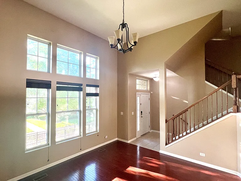 546 Grosvenor Ln — Photo 5