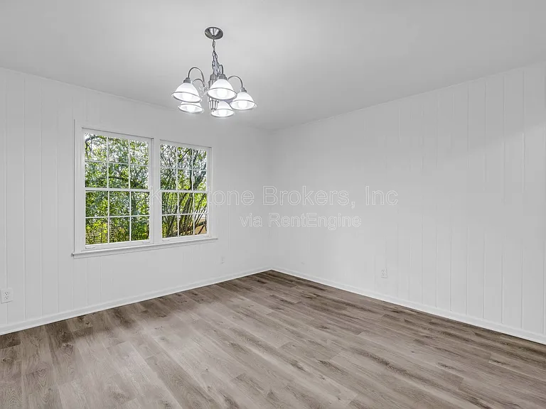 1586 Kings Rd — Photo 9