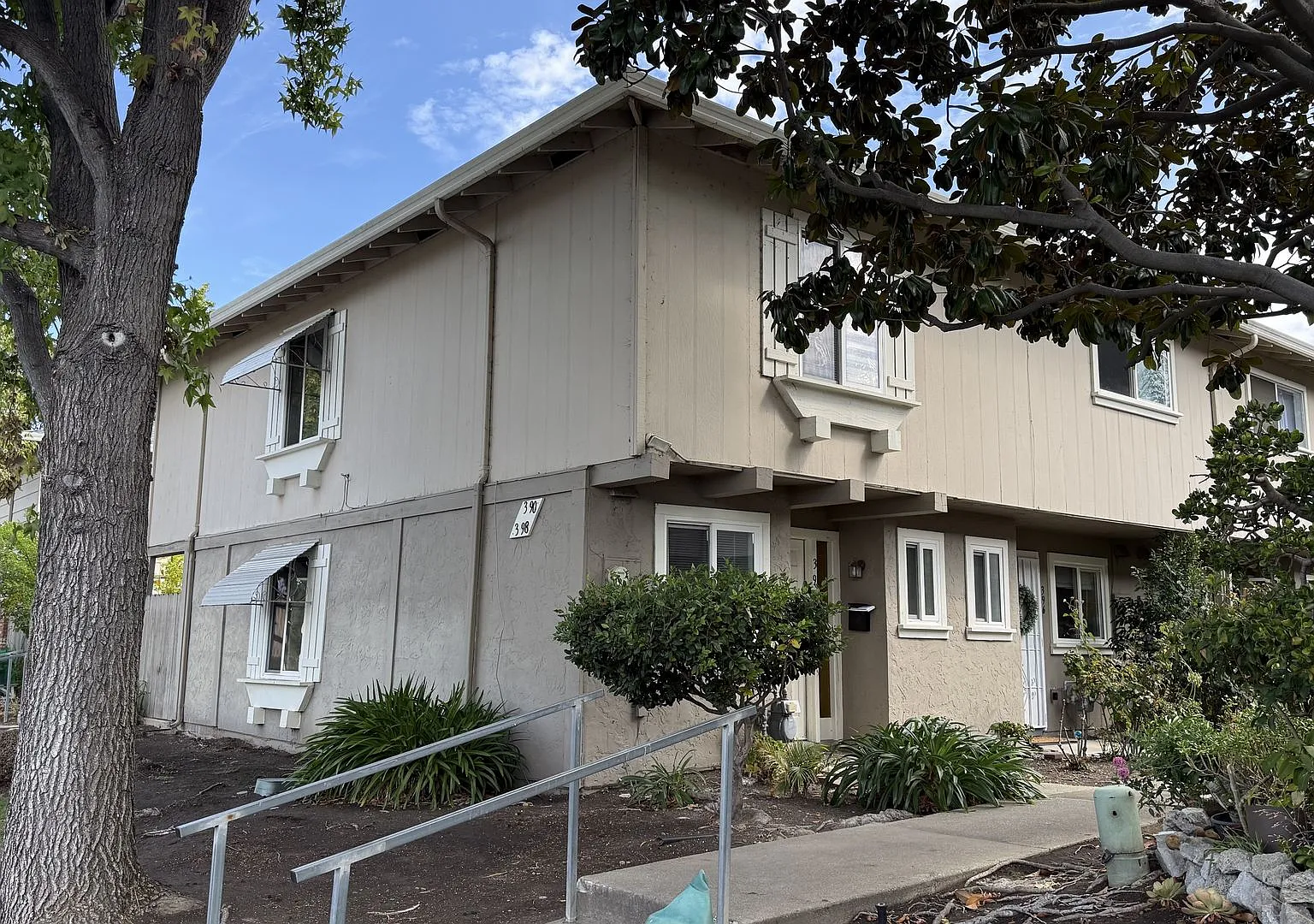 3BD/1.5BA - Beautifully Updated Lynn Park Townhome with Water and Garbage Included — Photo 1