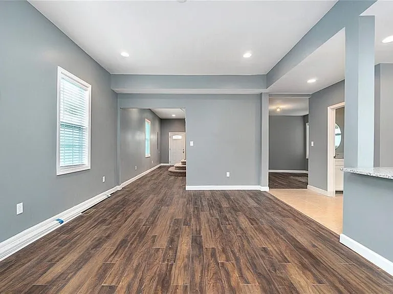 313 W 36th St — Photo 6