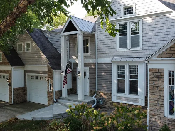 212 4th Ave S, Clear Lake, IA 50428