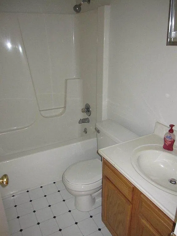 3 bed, 900 sqft, $2,200 — Photo 2
