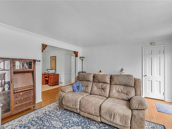 5th image of 7534 Farnum Ave