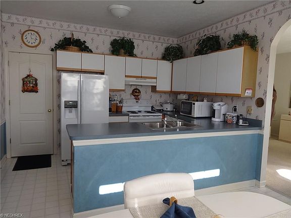 Eat-in kitchen