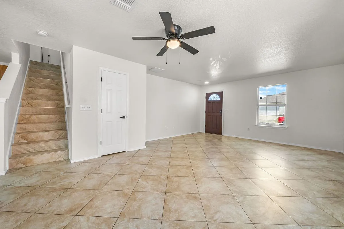 3 bed, 3.0 bath, 2308 sqft, $1,850 — Photo 3