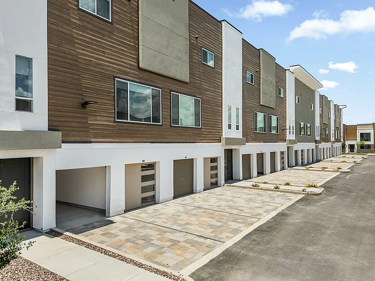 Navona-0625-MM-Townhome-exterior-1