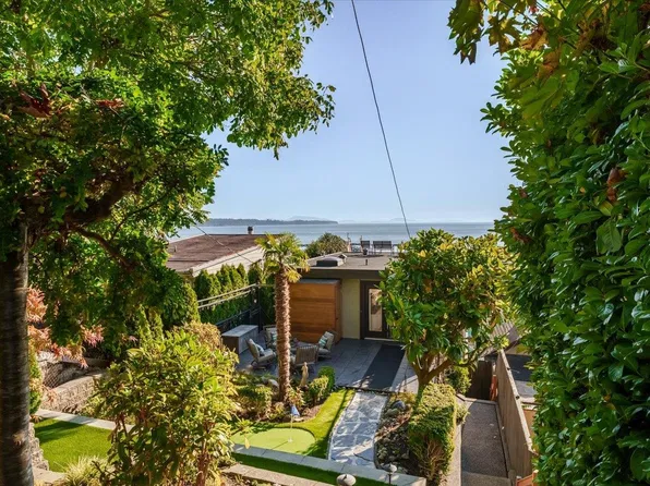 15068 Victoria Ave, White Rock, BC V4B 1G3