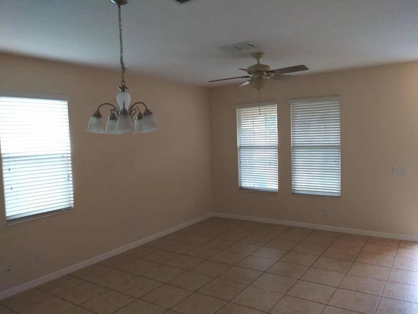 Single Family Home 4 Bed and 2.5 Bath — Photo 3