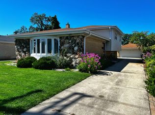 8228 W Ballard Rd, Niles, IL 60714