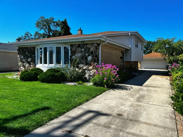 8228 W Ballard Rd, Niles, IL 60714