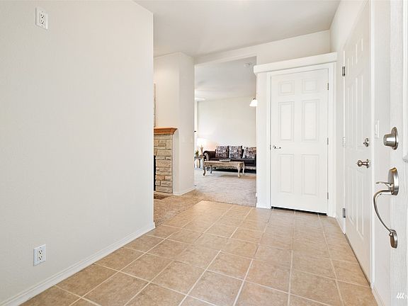 Spacious entryway>