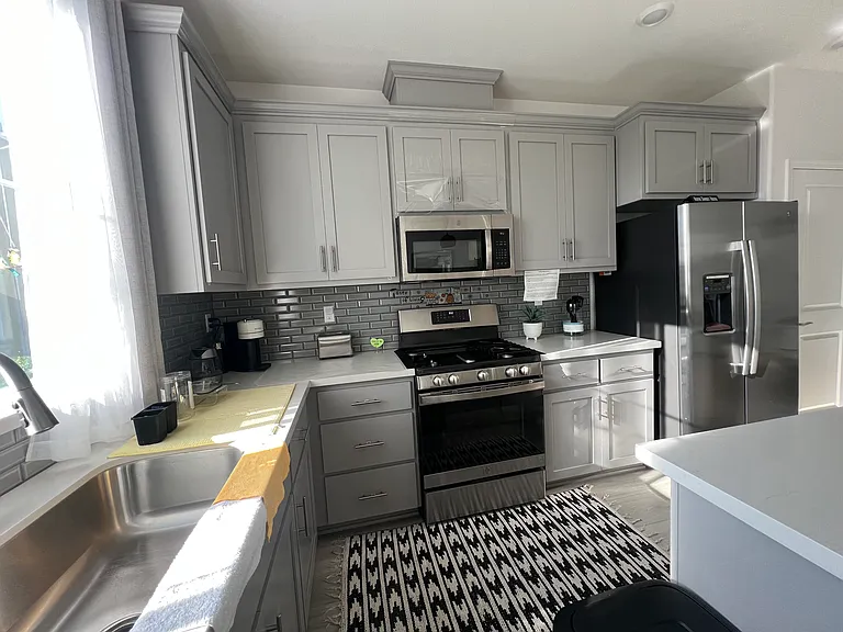 Beautiful & Clean Kitchen