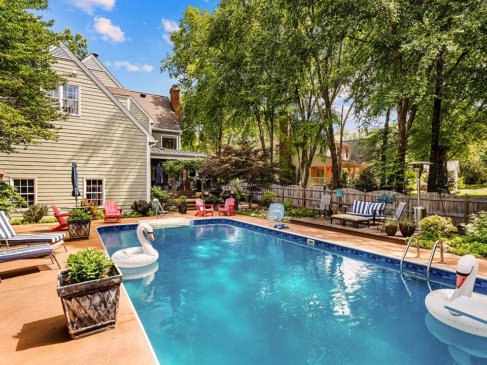 107 Meadowglades Ln