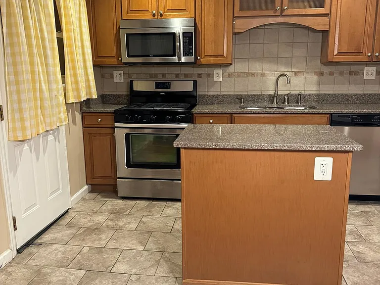 1513 Aldeney Ave — Photo 6