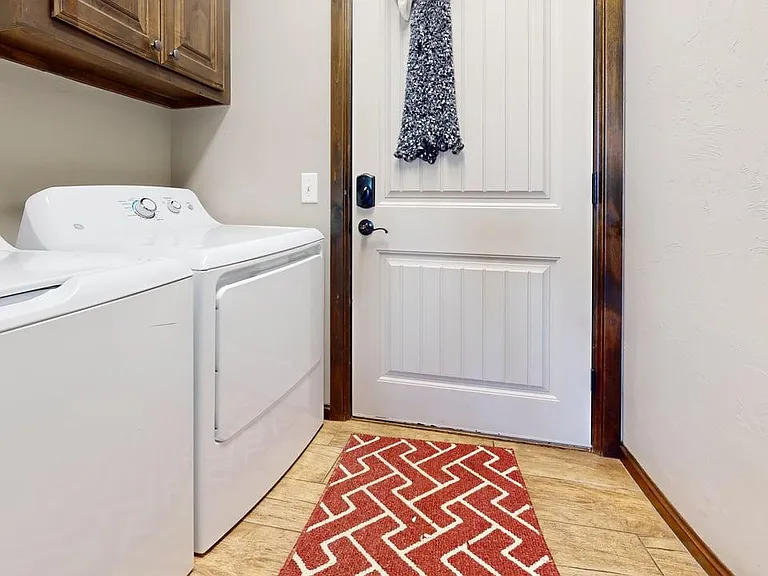 373 NE Sanders Dr — Photo 5