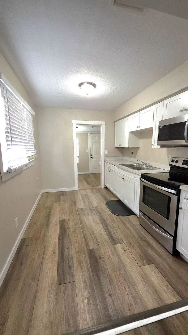 Cozy 2-Bedroom Home with Fenced Backyard WiFi & Lawn Care Included! — Photo 4