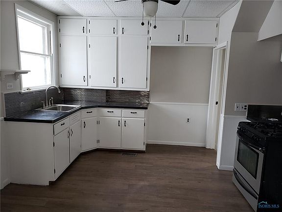 5th image of 872 Hampton Ave