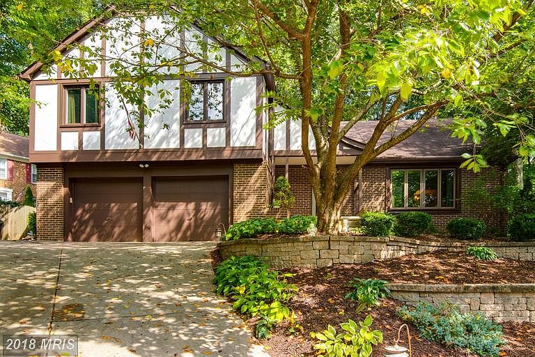 Front of home with 2 car garage and wide driveway