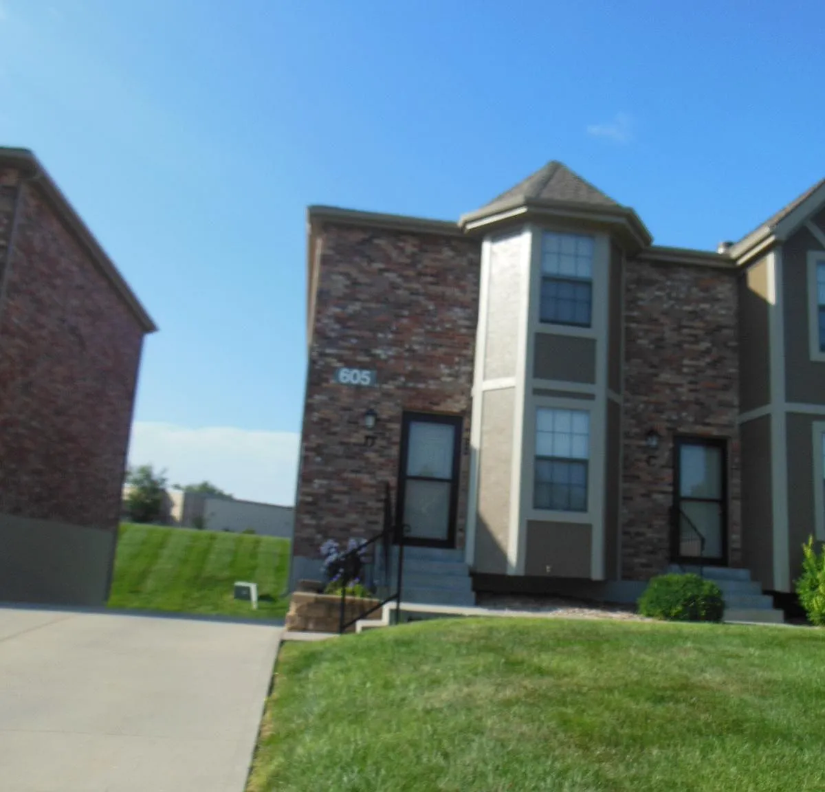 605 NE English Manor Dr — Photo 1