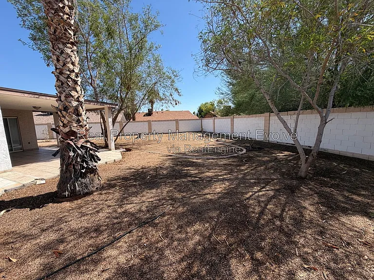 513 E Wickieup Ln — Photo 21