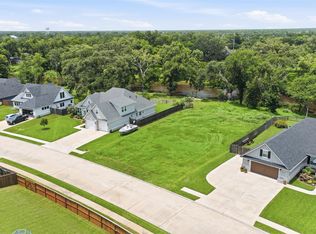 208 Creekside Ln, Lake Jackson, TX 77566