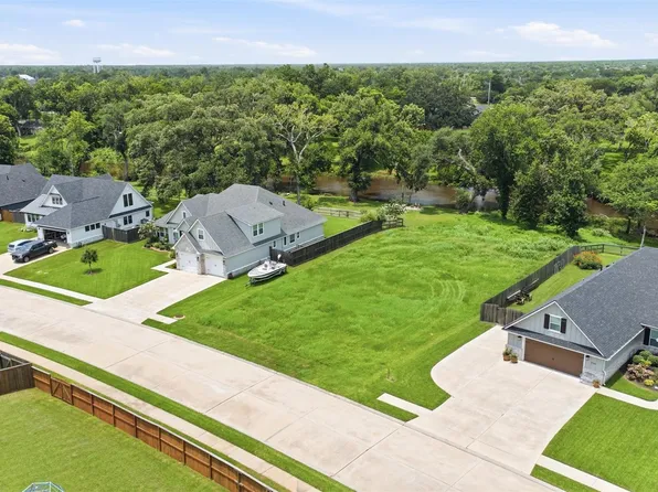 208 Creekside Ln, Lake Jackson, TX 77566