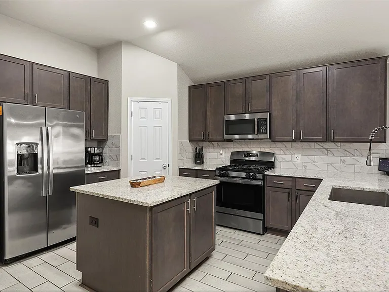 2214 Sand Lily Dr — Photo 8