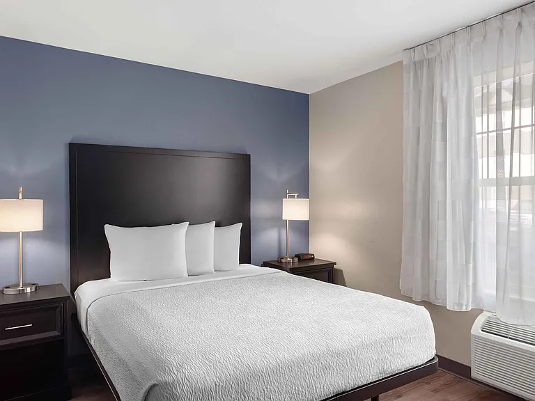Deluxe Studio - 1 Queen Bed
