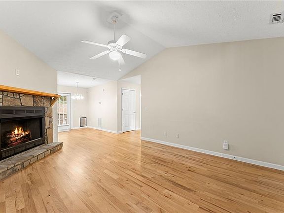 4th image of 398 Gold Ridge Rd