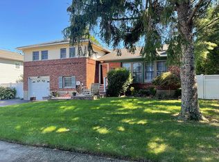 6 Eton Ln, Hicksville, NY 11801
