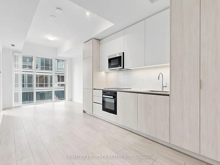 400 King St W #719 — Photo 3