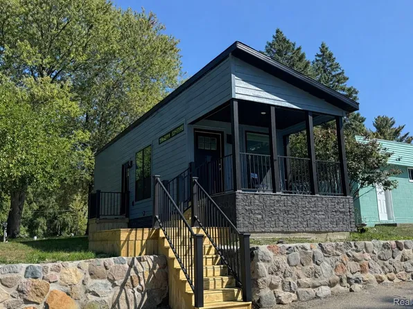 27 Sunset Ln, Fenton, MI 48430