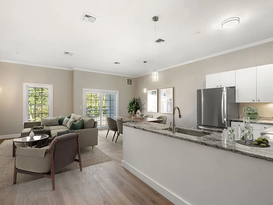 242 Main St #303