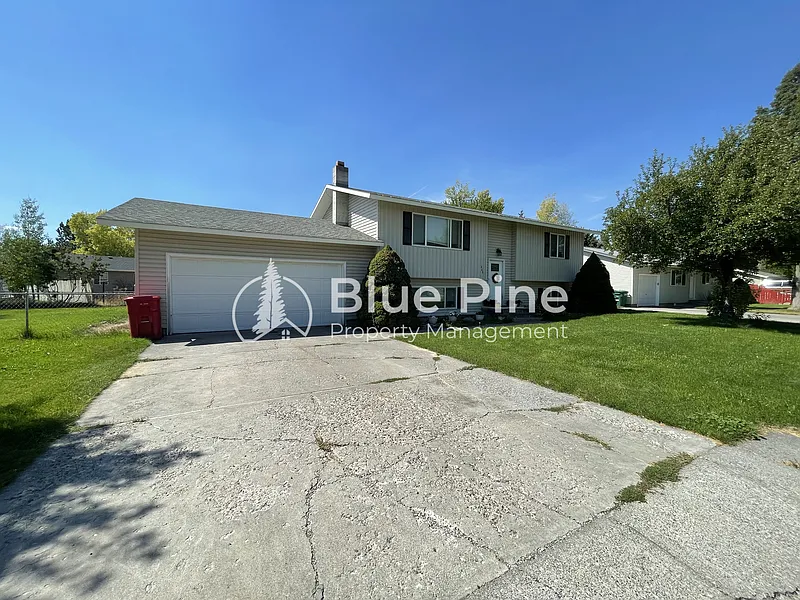 4 bed, 2.0 bath, 2200 sqft, $2,100 — Photo 2