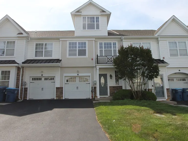 316 Ross Ct — Photo 1