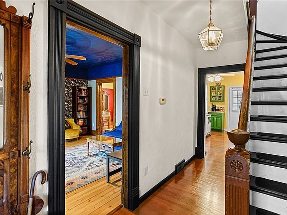 3rd image of 925 Walnut St
