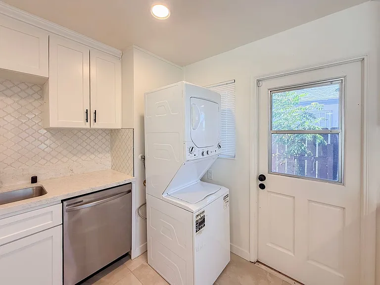 Beautiful Triplex in Clairemont — Photo 6