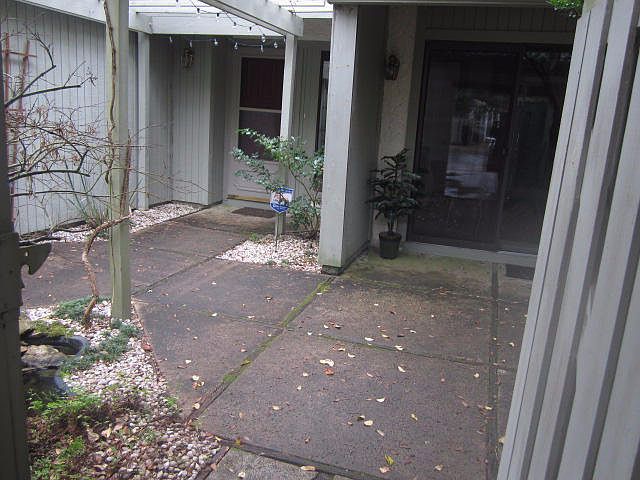 1st image of 800 Bay Dr APT 06