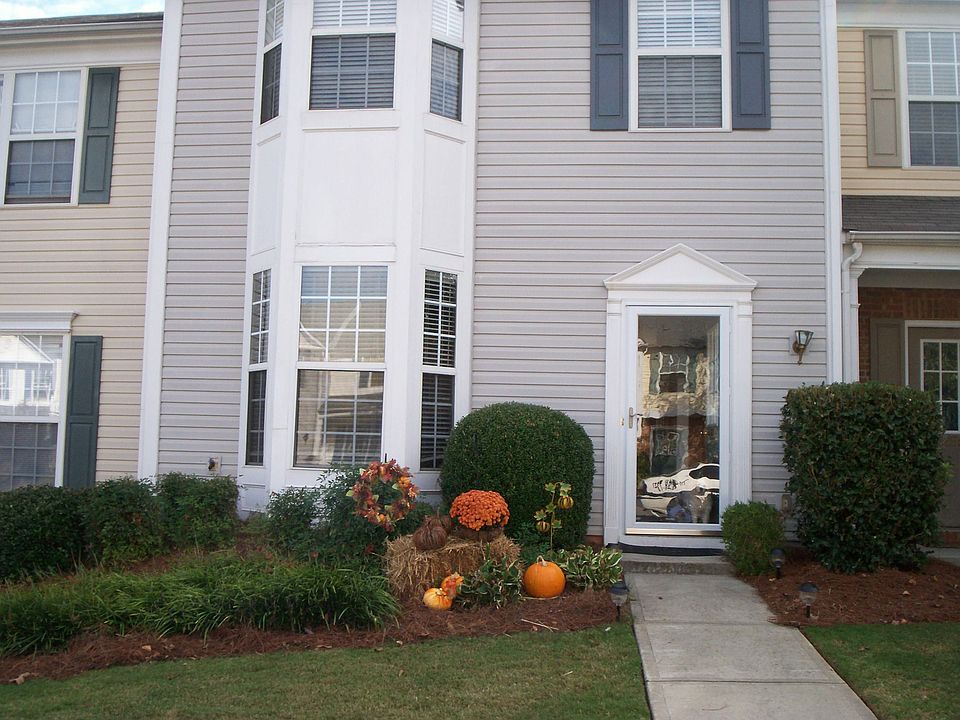 2 Bay Windows/Front