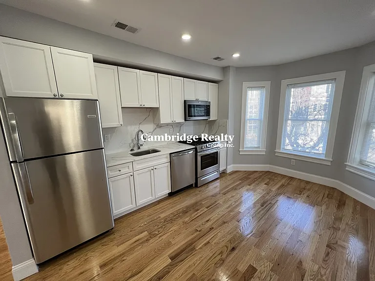 372 Oxford St #3T — Photo 1