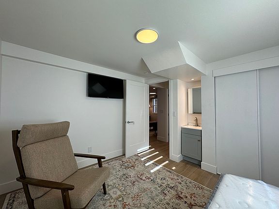 5th image of 468-470 Claremont St #4B-1BA-1000SQFT