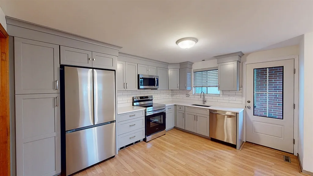 3 bed, 2.0 bath, 1500 sqft, $4,200 — Photo 2