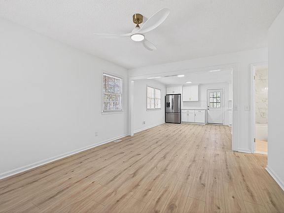 3rd image of 804 Plentywood Ct