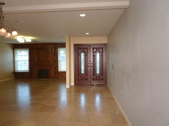 3rd image of 1713 N Oakwood Ave