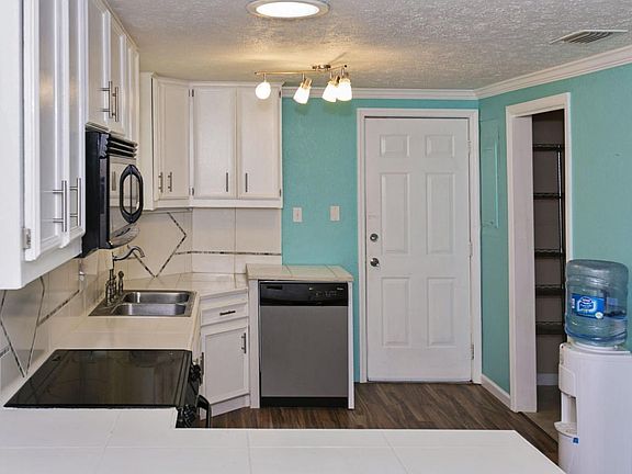 5th image of 6151 Heckscher Dr