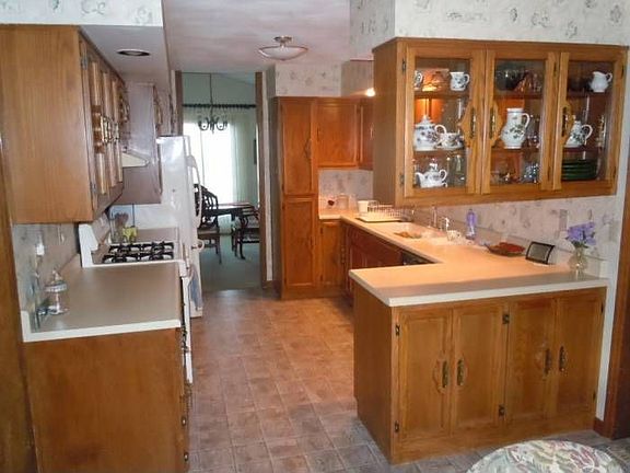 5th image of 29 Illini Dr